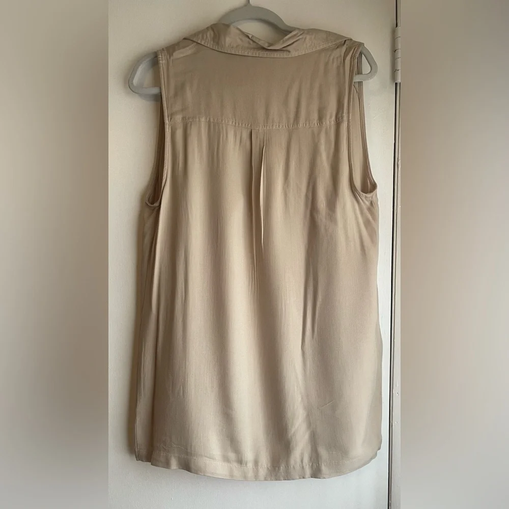 *NWT* Woman’s Beautiful Tan‎ Casual Vest Size Medium